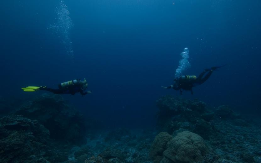 2 divers in deep water