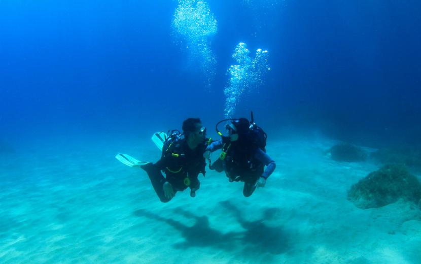 PADI Scuba Diver course students underwater