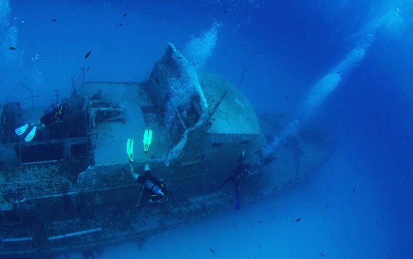 divers on the shipwreck underwater